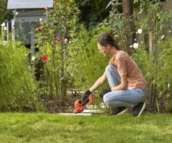 Black & Decker BLACK+DECKER BCSS18D1-QW Cisailles à Gazon Et Arbustes - Avec Lames Interchangeables - Batterie Et Chargeur Inclus -Vendite Pelouse Pro 1200x1000 2