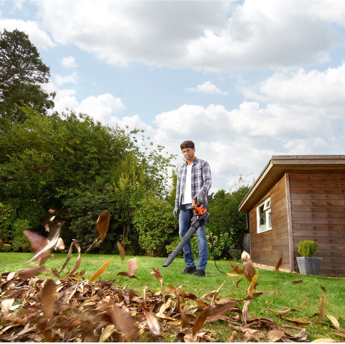 Black & Decker BLACK+DECKER BEBLV300SB- Souffleur QS - 404 Km/h - 3000W - Fonction Aspiration/soufflage - Filaire 9 Black & Decker BLACK+DECKER BEBLV300SB- Souffleur QS - 404 Km/h - 3000W - Fonction Aspiration/soufflage - Filaire – Image 9