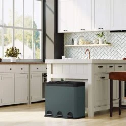 Songmics Poubelle Pour La Cuisine, 54 Litres, Poubelle, Poubelle à Pédale Avec 3 Compartiments, Bacs Intérieurs Et 6 Autocollants Pour Le Tri Des Déchets, Système De Tri Des Déchets, Gris-noir LTB54G