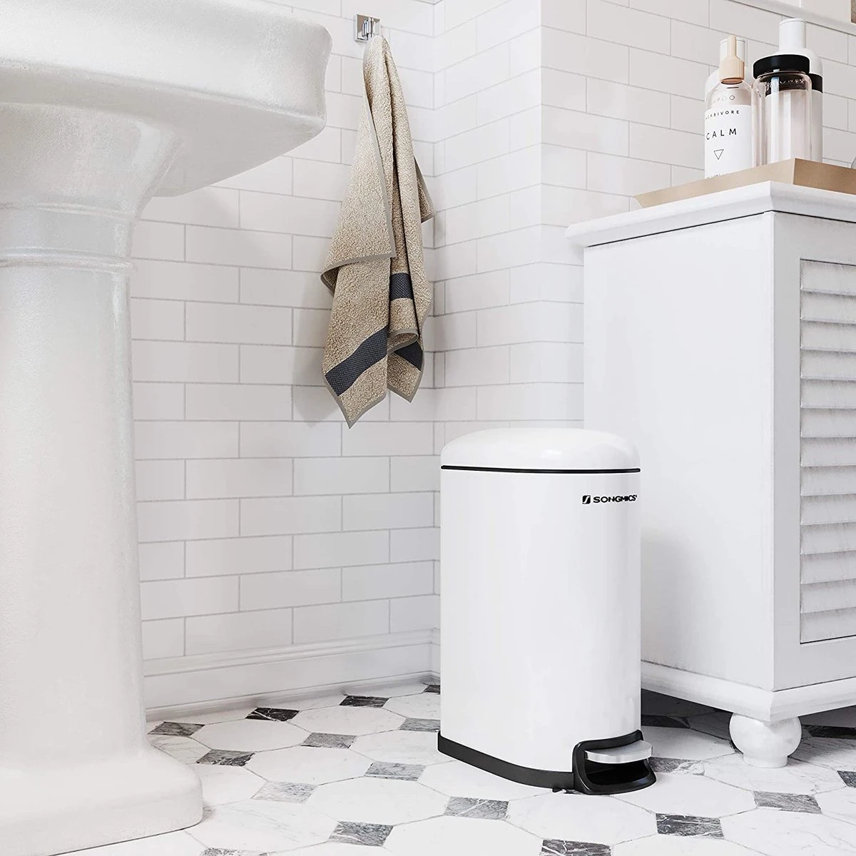 Songmics Poubelle, Seau Cosmétique En Acier, 10 Litres, Poubelle à Pédale étroite Avec Poubelle Intérieure, Pour Salle De Bain, Fermeture Amortie, Poubelle Pour Niche, Blanc LTB10WT 2 Songmics Poubelle, Seau Cosmétique En Acier, 10 Litres, Poubelle à Pédale étroite Avec Poubelle Intérieure, Pour Salle De Bain, Fermeture Amortie, Poubelle Pour Niche, Blanc LTB10WT – Image 2