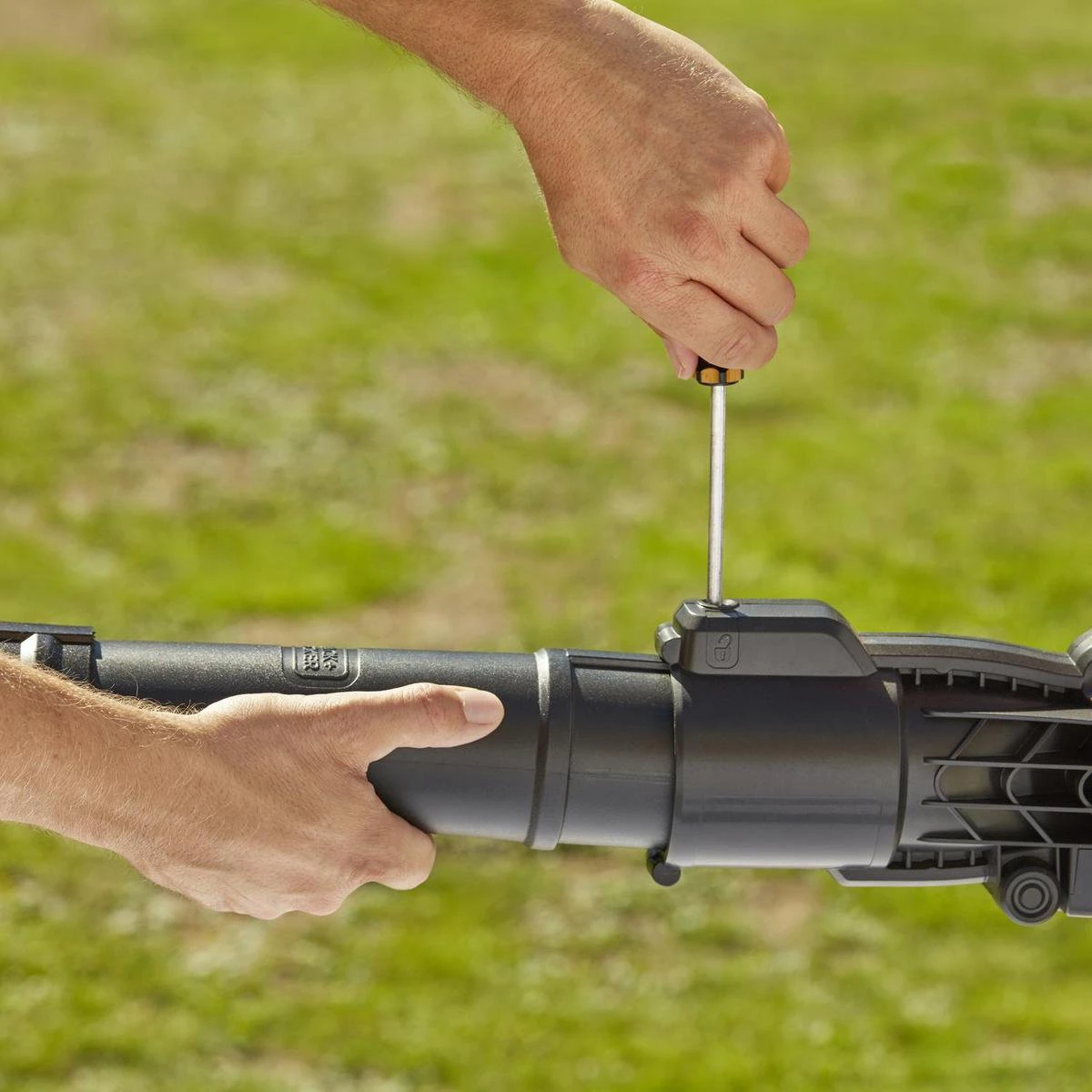 Black & Decker BLACK+DECKER BEBLV260 Souffleuse à Feuilles - 2600W - 3-en-1 - Sac De Collecte 40L 9 Black & Decker BLACK+DECKER BEBLV260 Souffleuse à Feuilles - 2600W - 3-en-1 - Sac De Collecte 40L – Image 9