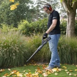 Powerplus - POWEBLBS3 - Souffleur De Feuilles - 18V - Avec Batterie 18V 1,5 Ah Et Chargeur -Vendite Pelouse Pro 1200x1200 1512