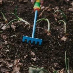 Holtaz Garten Set Outils De Jardin Ensemble De Jardin 4 Pièces Enfants - Râteau - Pelle - Pelle à Main - Râteau à Main -Vendite Pelouse Pro 1200x1200 1577