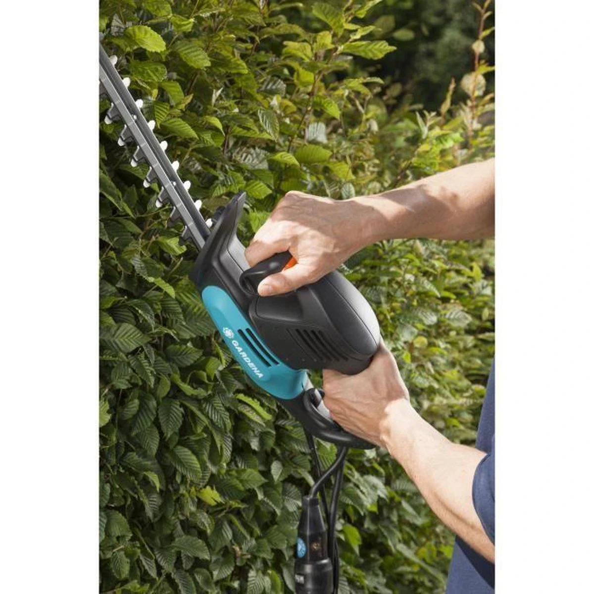 Taille-haie électrique GARDENA EasyCut 500/55 - 500 Watt - Longueur De La Lame 55cm 2 Taille-haie électrique GARDENA EasyCut 500/55 - 500 Watt - Longueur De La Lame 55cm – Image 2