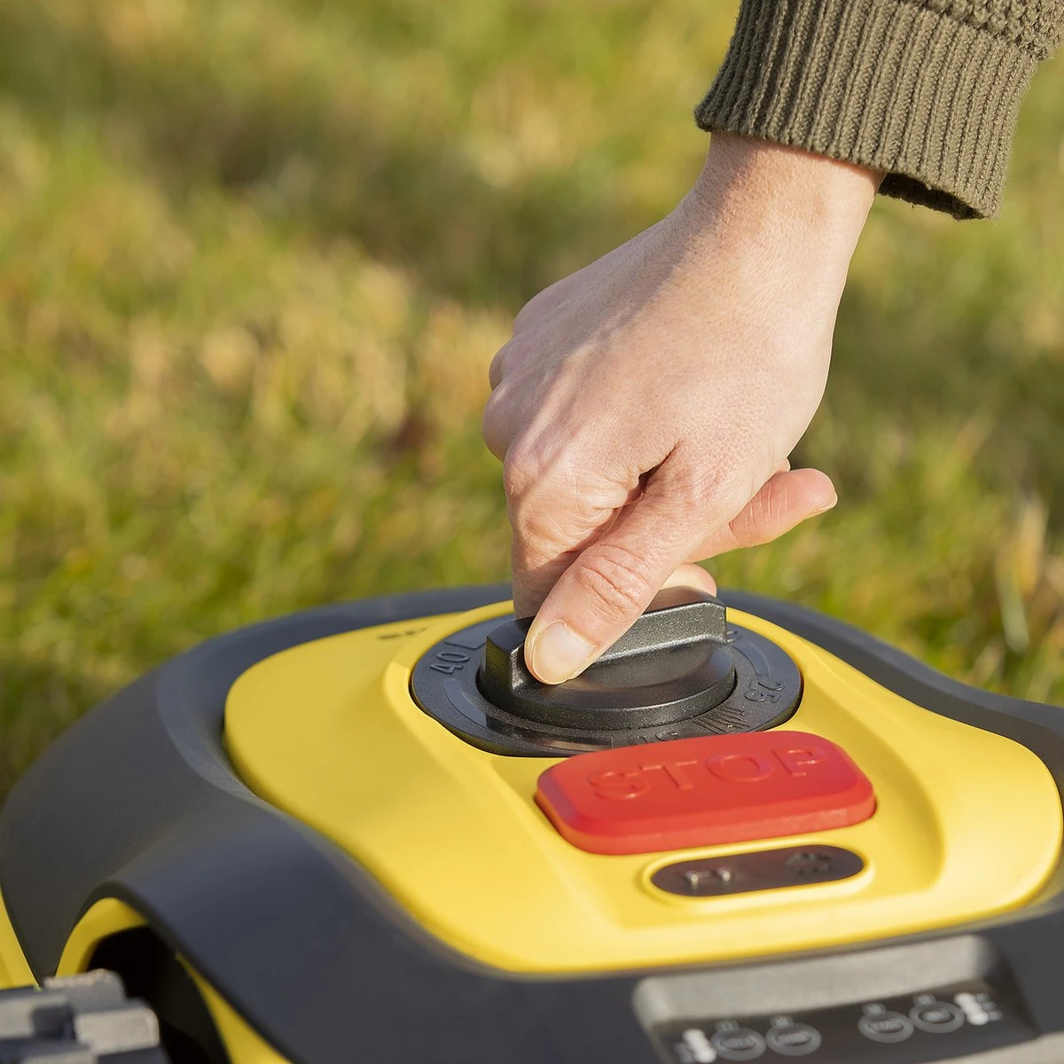 Tondeuse Robot Powerplus POWXG6305 - 18V - Pour Pelouses Jusqu'à Environ 500m² - Largeur De Coupe 180mm - Incl. Borne De Recharge Et Accessoires 6 Tondeuse Robot Powerplus POWXG6305 - 18V - Pour Pelouses Jusqu'à Environ 500m² - Largeur De Coupe 180mm - Incl. Borne De Recharge Et Accessoires – Image 6