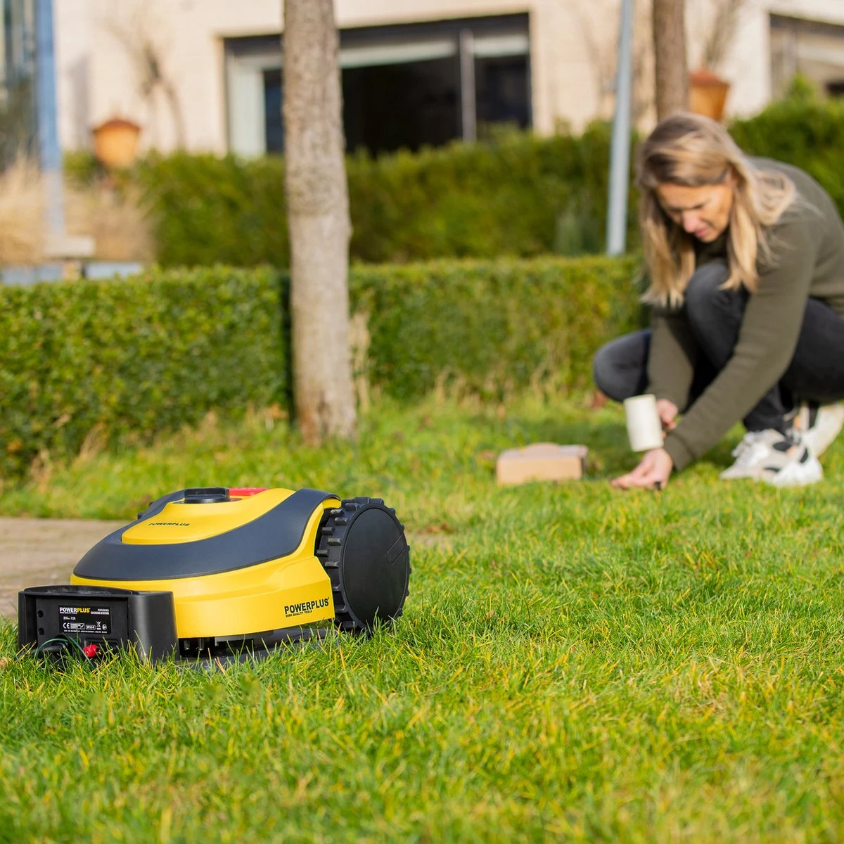 Tondeuse Robot Powerplus POWXG6305 - 18V - Pour Pelouses Jusqu'à Environ 500m² - Largeur De Coupe 180mm - Incl. Borne De Recharge Et Accessoires 8 Tondeuse Robot Powerplus POWXG6305 - 18V - Pour Pelouses Jusqu'à Environ 500m² - Largeur De Coupe 180mm - Incl. Borne De Recharge Et Accessoires – Image 8