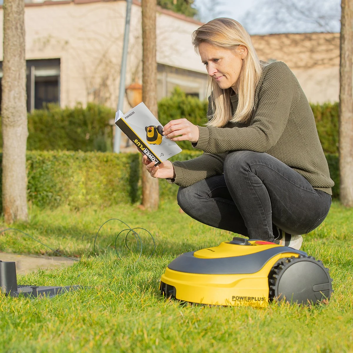 Tondeuse Robot Powerplus POWXG6305 - 18V - Pour Pelouses Jusqu'à Environ 500m² - Largeur De Coupe 180mm - Incl. Borne De Recharge Et Accessoires 12 Tondeuse Robot Powerplus POWXG6305 - 18V - Pour Pelouses Jusqu'à Environ 500m² - Largeur De Coupe 180mm - Incl. Borne De Recharge Et Accessoires – Image 12