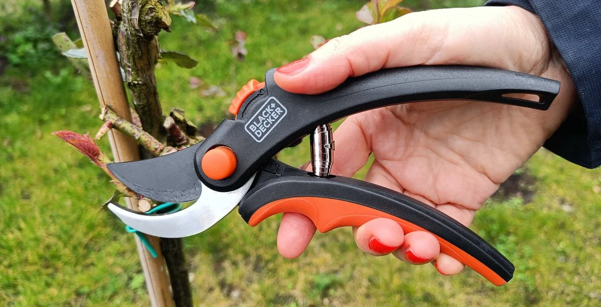 Black & Decker Sécateur Black+Decker - Bypass - Ciseaux à Fleurs - Lames En Acier Trempé - Zwart/ Oranje - Epaisseur De Branche Diamètre De Coupe Max Ø 13 Mm 5 Black & Decker Sécateur Black+Decker - Bypass - Ciseaux à Fleurs - Lames En Acier Trempé - Zwart/ Oranje - Epaisseur De Branche Diamètre De Coupe Max Ø 13 Mm – Image 5