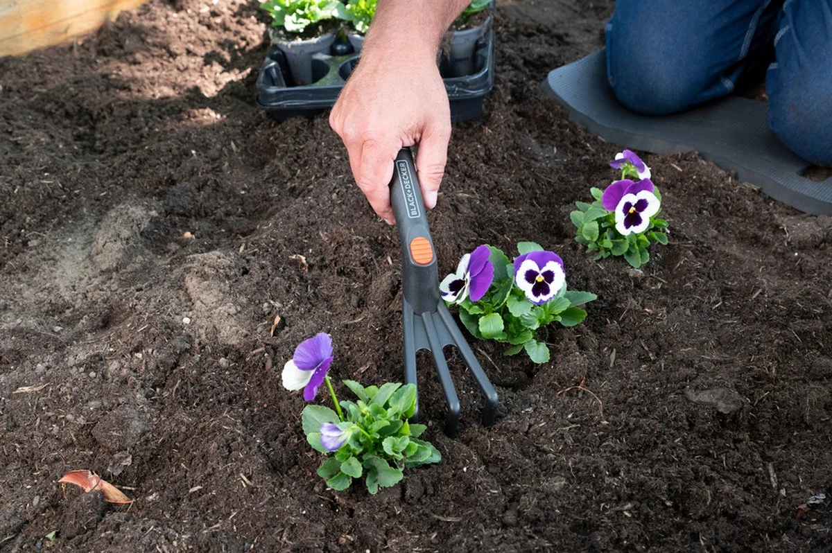 Black & Decker BLACK+DECKER Set Outils De Jardin 4 Pièces - Tapis De Sol, Sécateur, Pelle Et Griffe De Jardin - Capacité De Coupe De 13 Mm - Zwart/ Oranje 2 Black & Decker BLACK+DECKER Set Outils De Jardin 4 Pièces - Tapis De Sol, Sécateur, Pelle Et Griffe De Jardin - Capacité De Coupe De 13 Mm - Zwart/ Oranje – Image 2
