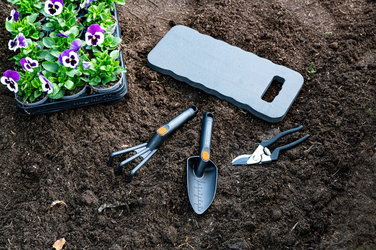 Black & Decker BLACK+DECKER Set Outils De Jardin 4 Pièces - Tapis De Sol, Sécateur, Pelle Et Griffe De Jardin - Capacité De Coupe De 13 Mm - Zwart/ Oranje 5 Black & Decker BLACK+DECKER Set Outils De Jardin 4 Pièces - Tapis De Sol, Sécateur, Pelle Et Griffe De Jardin - Capacité De Coupe De 13 Mm - Zwart/ Oranje – Image 5