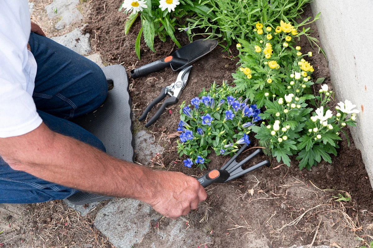Black & Decker BLACK+DECKER Set Outils De Jardin 4 Pièces - Tapis De Sol, Sécateur, Pelle Et Griffe De Jardin - Capacité De Coupe De 13 Mm - Zwart/ Oranje 7 Black & Decker BLACK+DECKER Set Outils De Jardin 4 Pièces - Tapis De Sol, Sécateur, Pelle Et Griffe De Jardin - Capacité De Coupe De 13 Mm - Zwart/ Oranje – Image 7