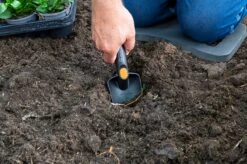 Black & Decker BLACK+DECKER Set Outils De Jardin 4 Pièces - Tapis De Sol, Sécateur, Pelle Et Griffe De Jardin - Capacité De Coupe De 13 Mm - Zwart/ Oranje 21 Black & Decker BLACK+DECKER Set Outils De Jardin 4 Pièces - Tapis De Sol, Sécateur, Pelle Et Griffe De Jardin - Capacité De Coupe De 13 Mm - Zwart/ Oranje -Vendite Pelouse Pro 1200x798 22