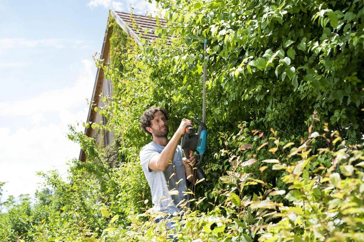 Taille-haie électrique GARDENA EasyCut 500/55 - 500 Watt - Longueur De La Lame 55cm 7 Taille-haie électrique GARDENA EasyCut 500/55 - 500 Watt - Longueur De La Lame 55cm – Image 7