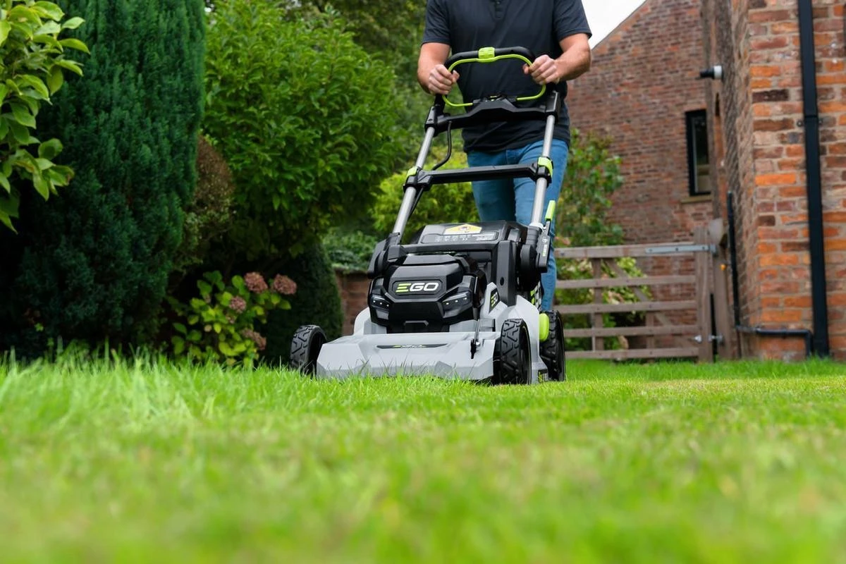 Kit De Tondeuse à Gazon Auto-alimenté Sans Fil Ego LM1903E-SP De 47 Cm, Avec Batterie Et Chargeur 8 Kit De Tondeuse à Gazon Auto-alimenté Sans Fil Ego LM1903E-SP De 47 Cm, Avec Batterie Et Chargeur – Image 8