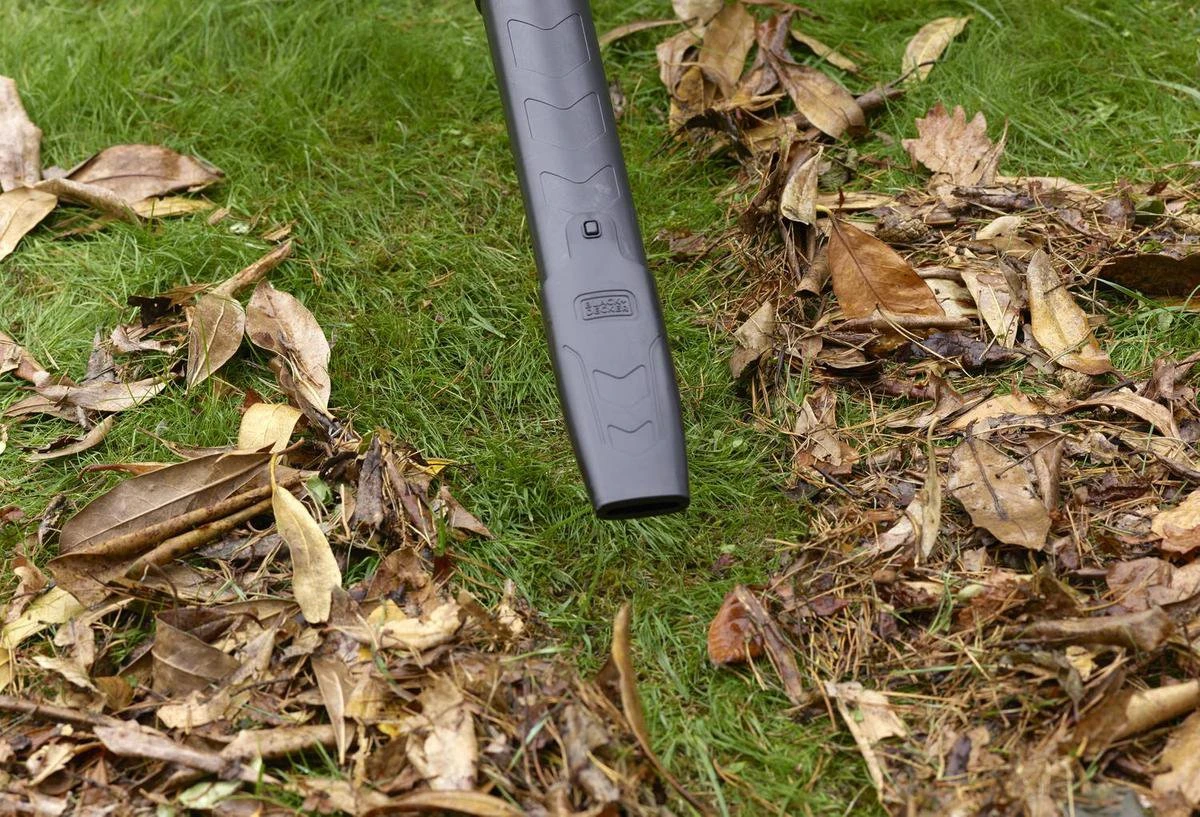 Black & Decker Souffleur à Feuilles BLACK+DECKER BEBLV301 - Fonction Soufflage Et Aspiration - Sac à Dos Comme Sac De Collecte 14 Black & Decker Souffleur à Feuilles BLACK+DECKER BEBLV301 - Fonction Soufflage Et Aspiration - Sac à Dos Comme Sac De Collecte – Image 14