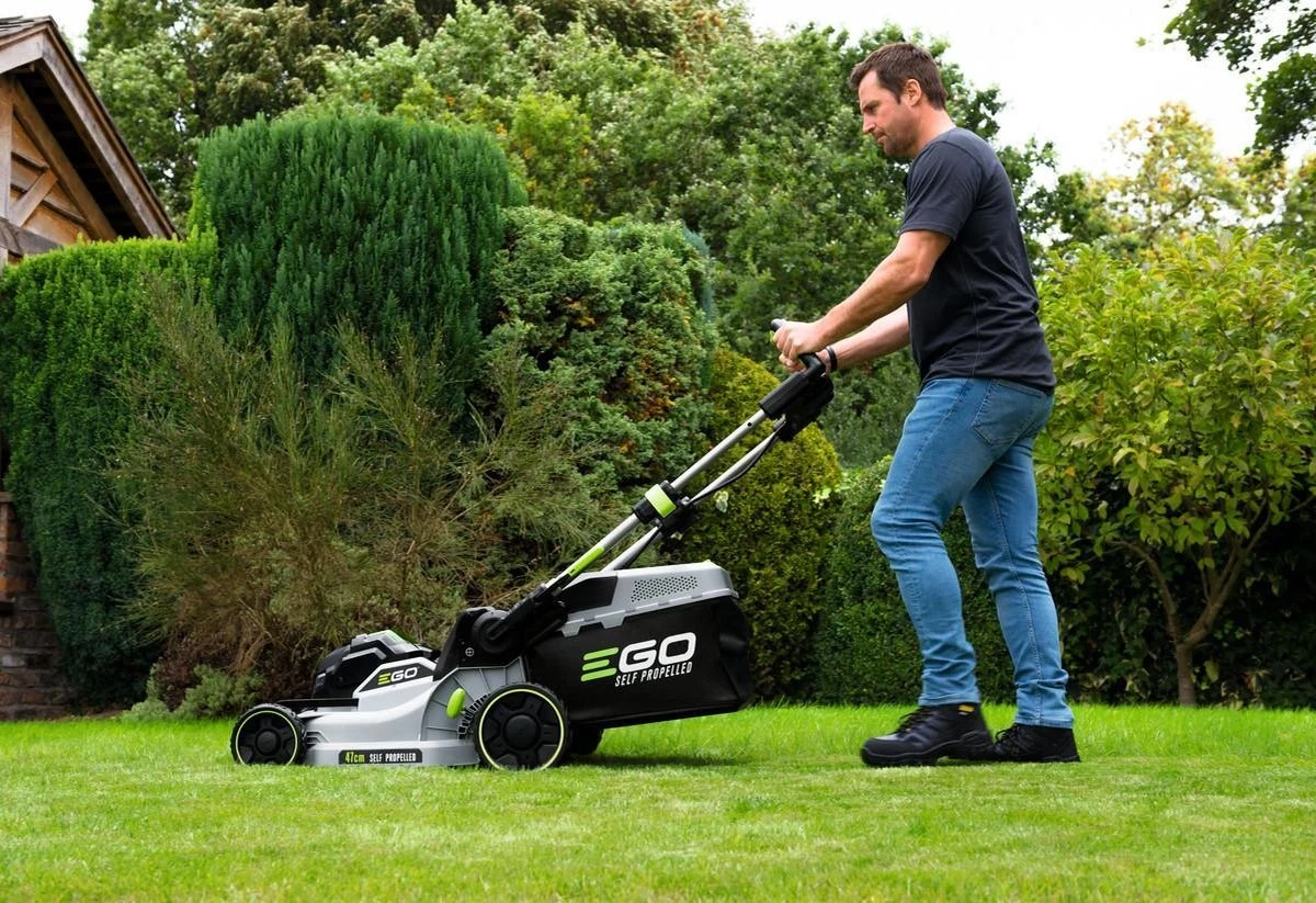 Kit De Tondeuse à Gazon Auto-alimenté Sans Fil Ego LM1903E-SP De 47 Cm, Avec Batterie Et Chargeur 6 Kit De Tondeuse à Gazon Auto-alimenté Sans Fil Ego LM1903E-SP De 47 Cm, Avec Batterie Et Chargeur – Image 6