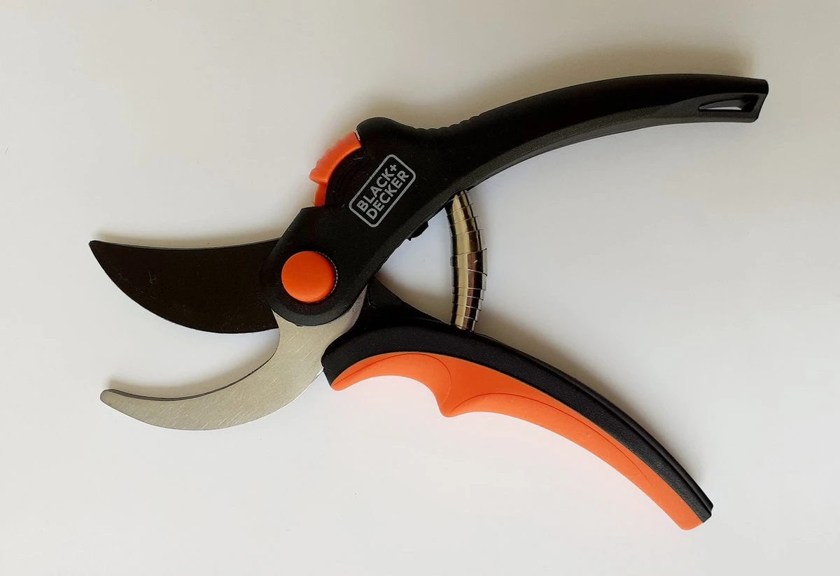 Black & Decker Sécateur Black+Decker - Bypass - Ciseaux à Fleurs - Lames En Acier Trempé - Zwart/ Oranje - Epaisseur De Branche Diamètre De Coupe Max Ø 13 Mm 8 Black & Decker Sécateur Black+Decker - Bypass - Ciseaux à Fleurs - Lames En Acier Trempé - Zwart/ Oranje - Epaisseur De Branche Diamètre De Coupe Max Ø 13 Mm – Image 8