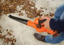Black & Decker Souffleuse à Feuilles BLACK+DECKER GWC1820PC-QW - Faible Bruit - 18V - Vitesse De Soufflage 209 Km / H -Vendite Pelouse Pro 1200x840 2