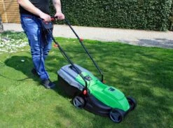 Tondeuse à Gazon électrique Profeco 1000W - Tondeuse à Gazon Avec Largeur De Coupe De 320 Mm Et Hauteur De Coupe Réglable - Avec Bac De Récupération De 30 Litres -Vendite Pelouse Pro 1200x888 2