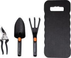Black & Decker BLACK+DECKER Set Outils De Jardin 4 Pièces - Tapis De Sol, Sécateur, Pelle Et Griffe De Jardin - Capacité De Coupe De 13 Mm - Zwart/ Oranje