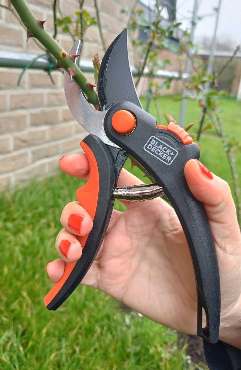 Black & Decker Sécateur Black+Decker - Bypass - Ciseaux à Fleurs - Lames En Acier Trempé - Zwart/ Oranje - Epaisseur De Branche Diamètre De Coupe Max Ø 13 Mm 2 Black & Decker Sécateur Black+Decker - Bypass - Ciseaux à Fleurs - Lames En Acier Trempé - Zwart/ Oranje - Epaisseur De Branche Diamètre De Coupe Max Ø 13 Mm – Image 2