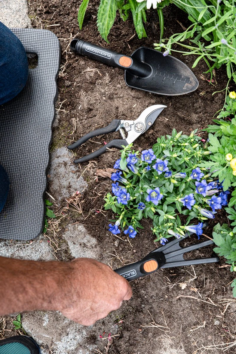 Black & Decker BLACK+DECKER Set Outils De Jardin 4 Pièces - Tapis De Sol, Sécateur, Pelle Et Griffe De Jardin - Capacité De Coupe De 13 Mm - Zwart/ Oranje 4 Black & Decker BLACK+DECKER Set Outils De Jardin 4 Pièces - Tapis De Sol, Sécateur, Pelle Et Griffe De Jardin - Capacité De Coupe De 13 Mm - Zwart/ Oranje – Image 4