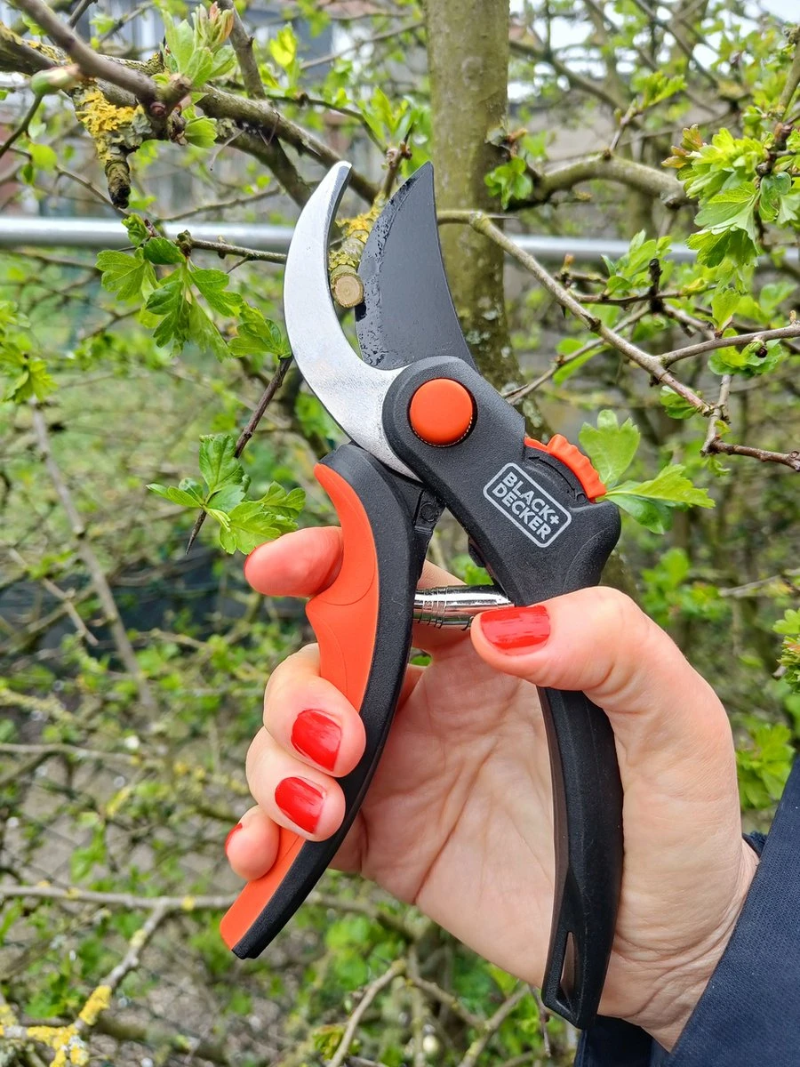 Black & Decker Sécateur Black+Decker - Bypass - Ciseaux à Fleurs - Lames En Acier Trempé - Zwart/ Oranje - Epaisseur De Branche Diamètre De Coupe Max Ø 13 Mm 4 Black & Decker Sécateur Black+Decker - Bypass - Ciseaux à Fleurs - Lames En Acier Trempé - Zwart/ Oranje - Epaisseur De Branche Diamètre De Coupe Max Ø 13 Mm – Image 4