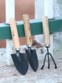 Set Outils De Jardin Waledano® 3 Pièces - Convient Pour Le Jardinage - La Plantation Pelle De Jardin - Ensemble De Culture - Râteau De Jardin - Pelle à Plantes - Pelle à Main - Avec Manche En Bois -Vendite Pelouse Pro 901x1200 2